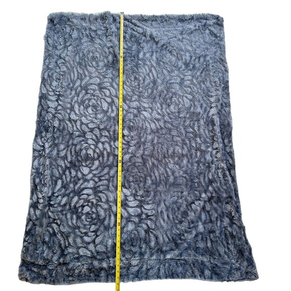 Marlo Lorenz THRO Plush Throw Blanket Gray Rosette Design Velvety Soft 42 x 58 - Picture 5 of 10